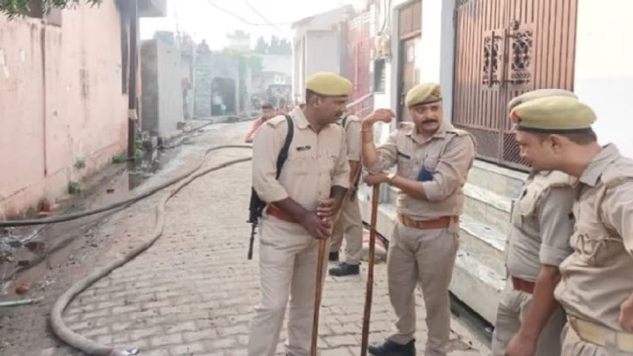 मेरठ: युवक की चाकू गोदकर हत्या, घटना से नाराज ठाकुर समाज ने आरोपी के घर में लगाई आग, अधिकारियों से की ये मांग मेरठ: युवक की चाकू गोदकर हत्या, घटना से नाराज ठाकुर समाज ने आरोपी के घर में लगाई आग, अधिकारियों से की ये मांग