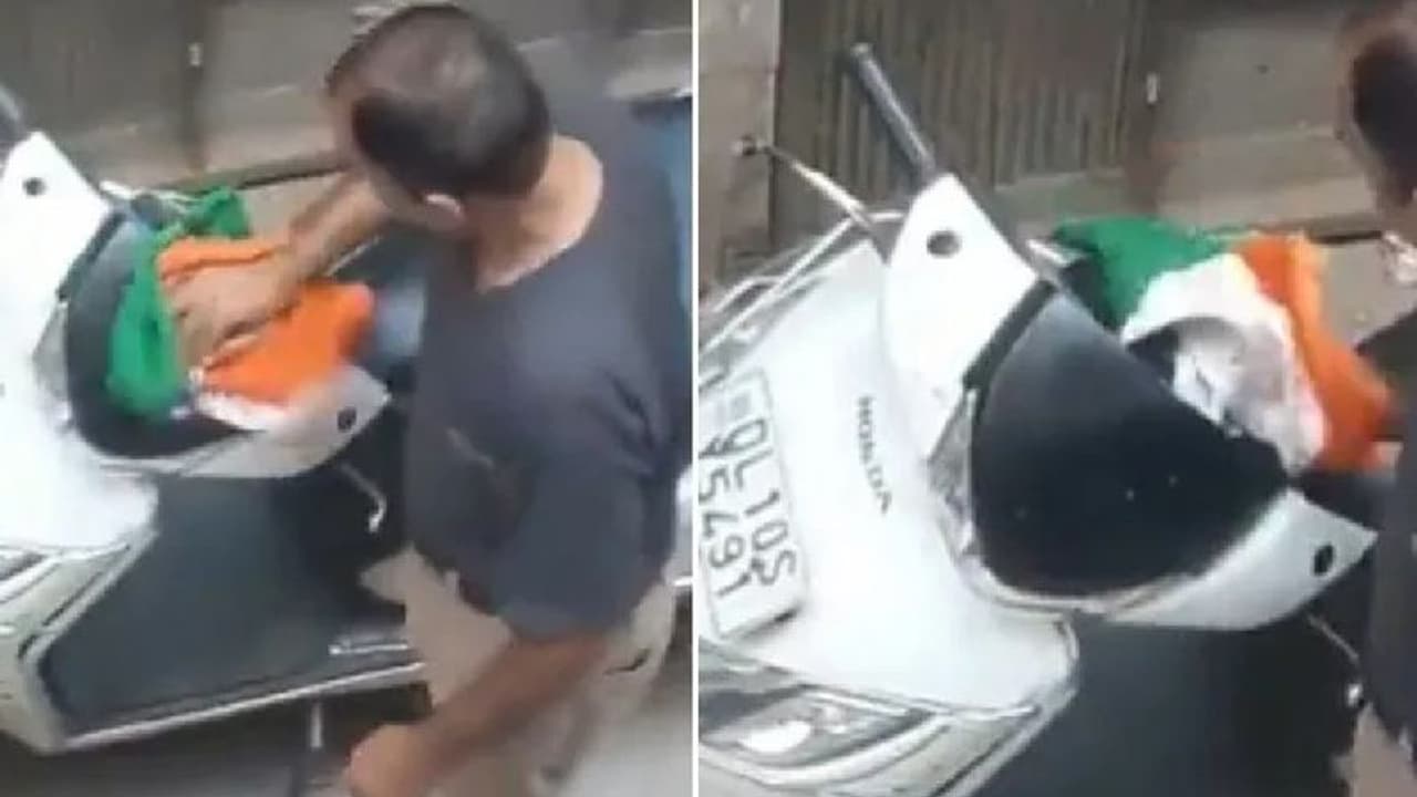 ರಾಷ್ಟ್ರಧ್ವಜದಲ್ಲಿ ಸ್ಕೂಟಿ ಸ್ವಚ್ಛಗೊಳಿಸಿದವ ಅಂದರ್: ವಿಡಿಯೋ ವೈರಲ್‌