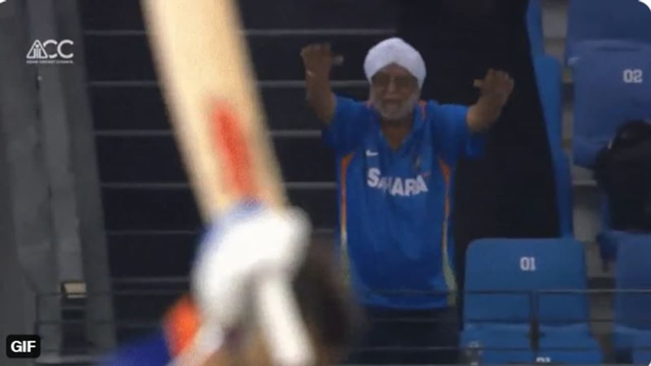 കോലിയുടെ സെഞ്ചുറി പോലെ മനോഹരം; ഇതിലും വലിയൊരു ആരാധകനില്ല ലോകത്ത് വൈറലായി വീഡിയോ കോലിയുടെ സെഞ്ചുറി പോലെ മനോഹരം; ഇതിലും വലിയൊരു ആരാധകനില്ല ലോകത്ത് വൈറലായി വീഡിയോ