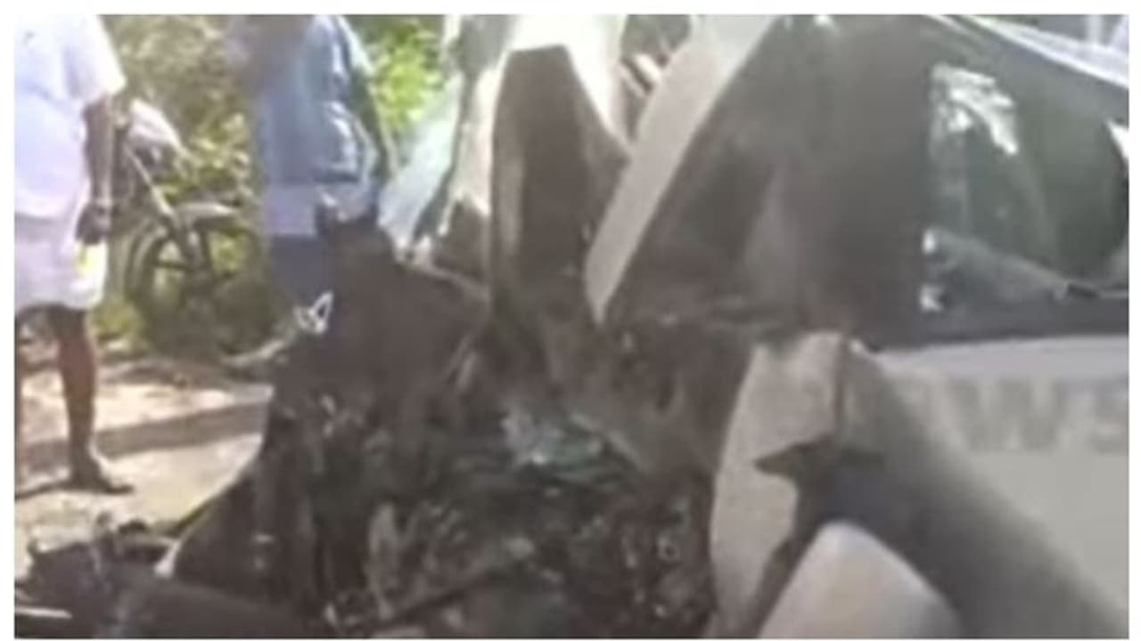 കാറിന്റെ ടയര് പൊട്ടി നിയന്ത്രണം വിട്ട് ബസിലിടിച്ചു, തമിഴ്നാട്ടില് 4 മലയാളികള് മരിച്ചു കാറിന്റെ ടയര് പൊട്ടി നിയന്ത്രണം വിട്ട് ബസിലിടിച്ചു, തമിഴ്നാട്ടില് 4 മലയാളികള് മരിച്ചു