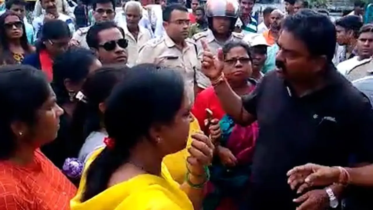 মহিলাকে ঝোপের মধ্যে নিয়ে গিয়ে গণধর্ষণ, প্রতিবাদে বিজেপির অবরোধ বিক্ষোভে উত্তাল টিটাগড়