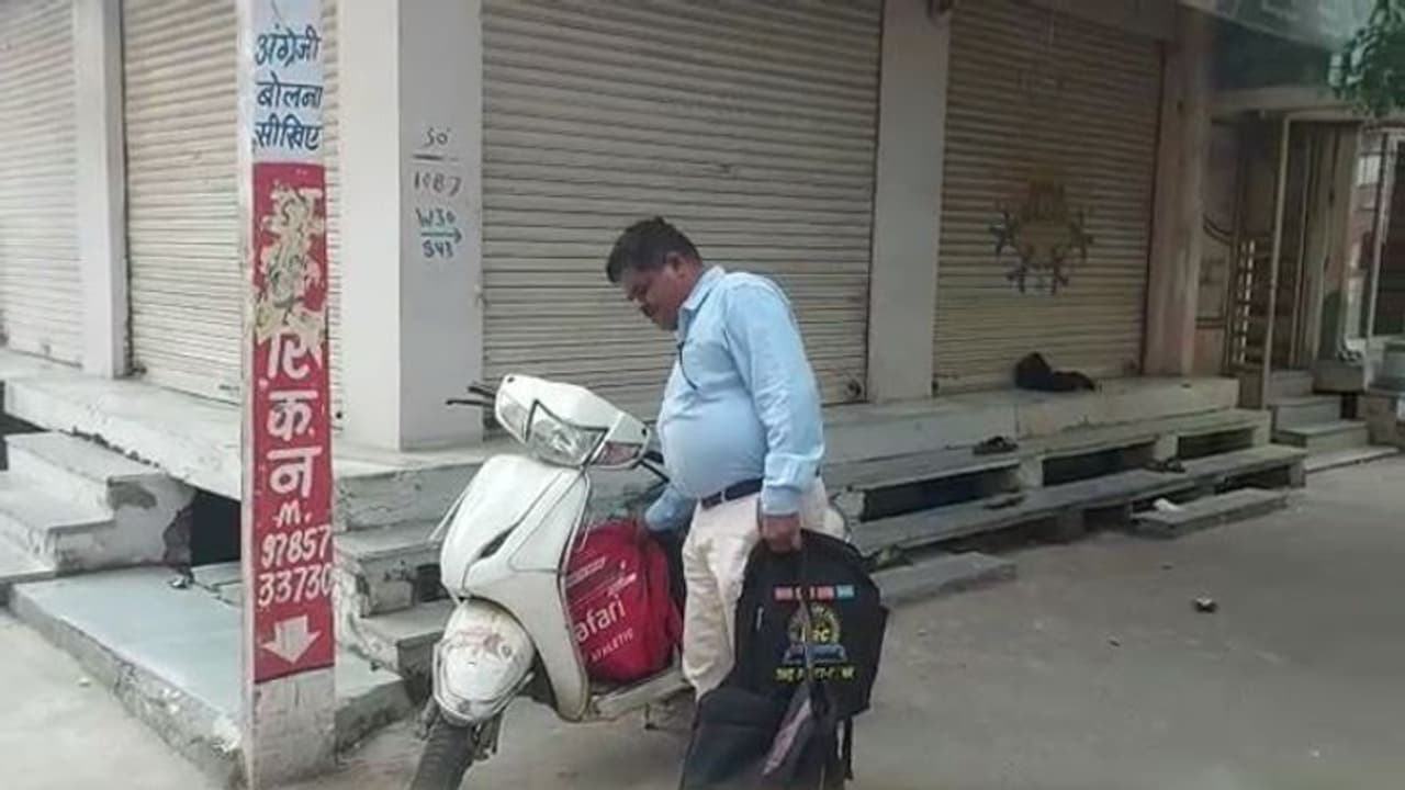 स्कूल से पार हो गए बच्चे तो प्रिंसिपल ने भी पुलिस वालों की तरह मारी रेड, छात्र भाग गए बैग मिले