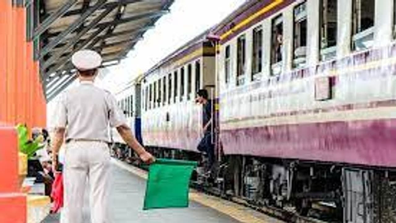 ரயில்வே ஸ்டேஷன் மாஸ்டர் பணியிடங்களுக்கான தேர்வு முடிவு வெளியானது.. தெரிந்துக் கொள்ளுவது எப்படி..? 