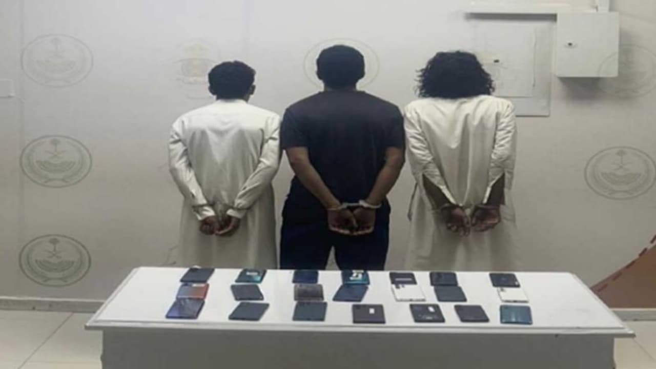 കടയ്‍ക്കുള്ളില്‍ ഒളിച്ചിരുന്ന് മൊബൈല്‍ ഫോണുകള്‍ മോഷ്ടിച്ചു; സൗദിയില്‍ മൂന്ന് പേര്‍ അറസ്റ്റില്‍