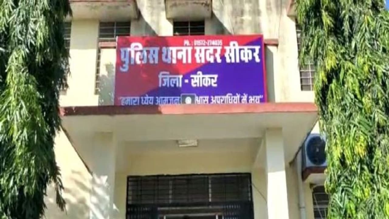 पहले रास्ते चलते करता था छेड़खानी, पिता चाचा से शिकायत के बाद, तीनों ने की ये घिनौनी हरकत, अब दर्ज हुआ मामला