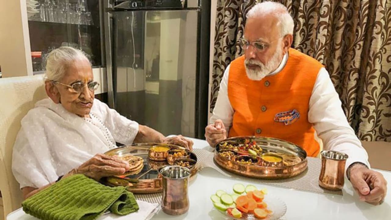 पीएम मोदी ने 1st Time बताईं मां हीराबेन की एक दो नहीं, दर्जनों अच्छी आदतें, आप भी पढ़िए..