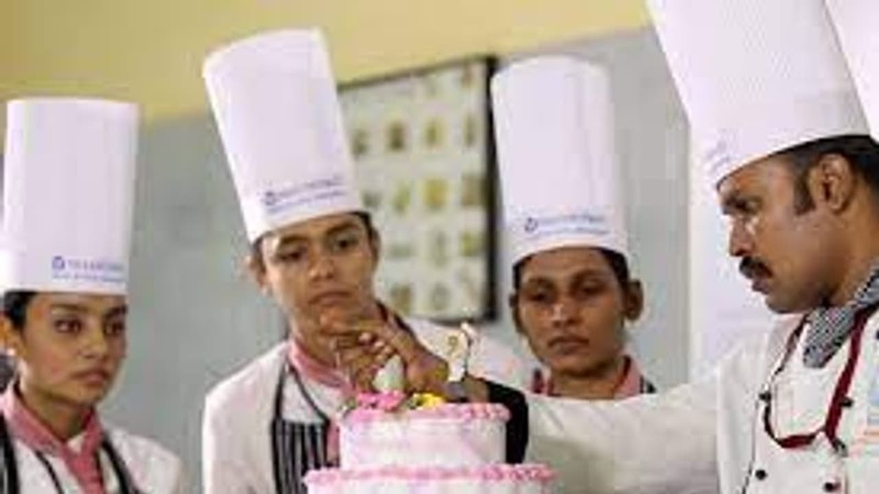 படித்த முடித்தவுடன் ஸ்டார் ஹோட்டலில் வேலை.. 100% வேலைவாய்ப்பு பெற்றிட ஏற்பாடு.. தாட்கோ கழகம் முக்கிய அறிவிப்பு