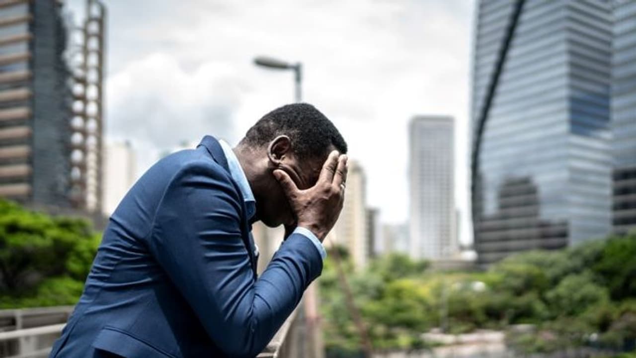 విషాదం : ఇచ్చిన రుణాలు వసూలు కాక బ్యాంక్ మేనేజర్ ఆత్మహత్య..