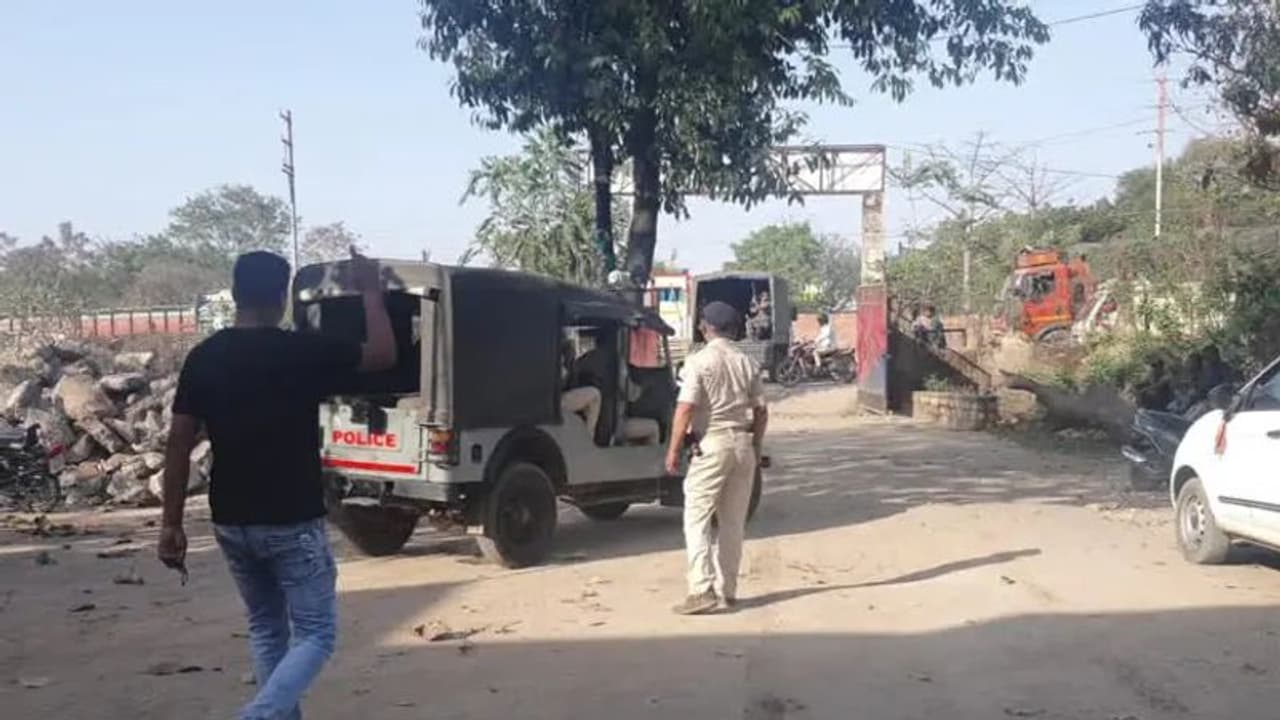 धनबाद में एक साथ दो शव मिलने से सनसनी...आर्थिक तंगी के कारण घर में होता रहता था झगड़ा, अब मिली डेड बॉडी धनबाद में एक साथ दो शव मिलने से सनसनी...आर्थिक तंगी के कारण घर में होता रहता था झगड़ा, अब मिली डेड बॉडी