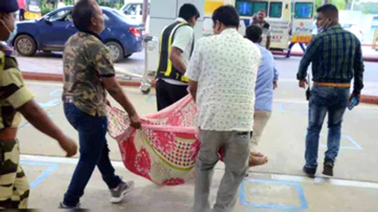 झारखंड के जिस एरयपोर्ट को मिला बेस्ट फैसिलिटी का अवार्ड, वहां की वायरल तस्वीरो ने खोल दी सारी पोल झारखंड के जिस एरयपोर्ट को मिला बेस्ट फैसिलिटी का अवार्ड, वहां की वायरल तस्वीरो ने खोल दी सारी पोल