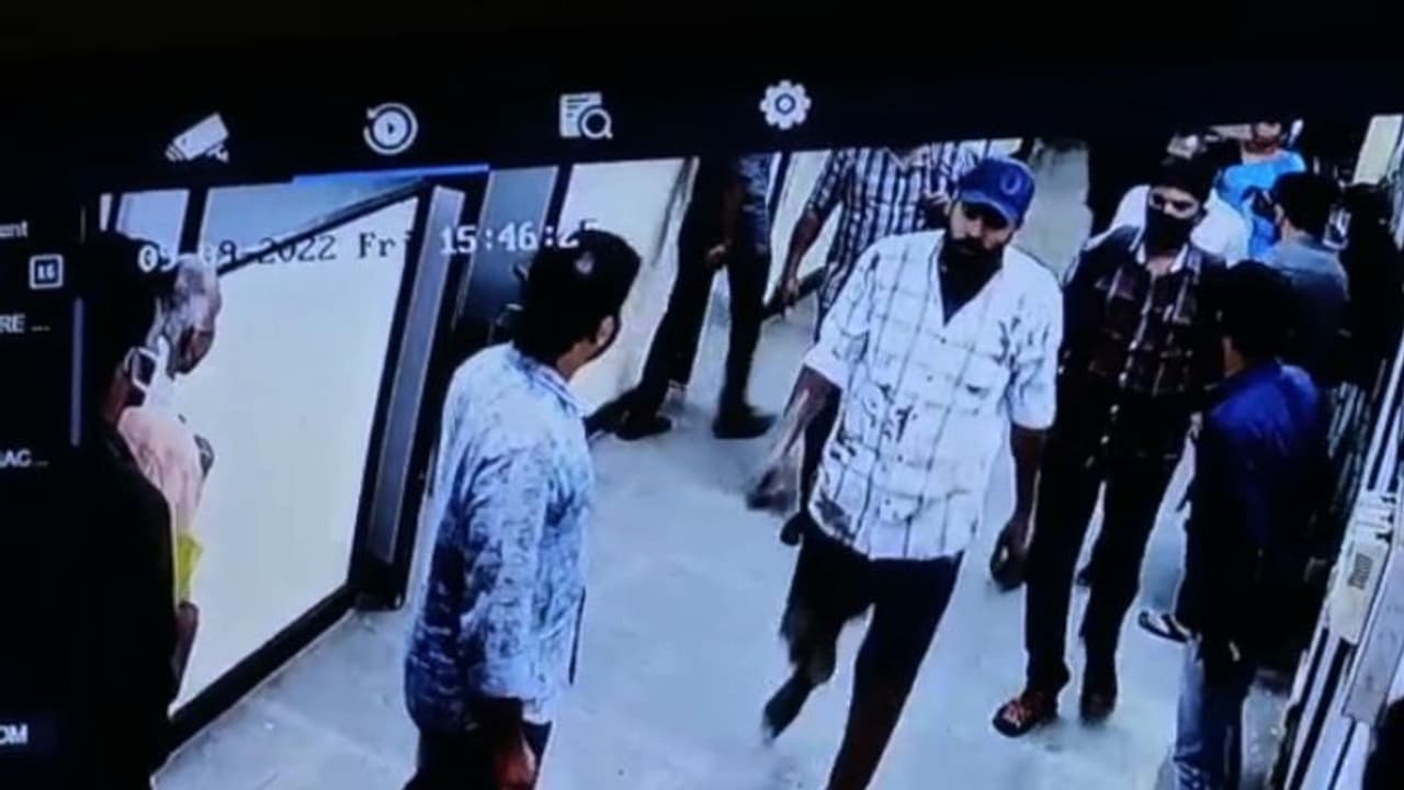 'ആലപ്പുഴയിലും ഓണത്തല്ല്'; താലൂക്ക് ആശുപത്രിയിൽ ഗുണ്ടാ സംഘങ്ങൾ ഏറ്റുമുട്ടി, ഉപകരണങ്ങൾ തല്ലിത്തകർത്തു 'ആലപ്പുഴയിലും ഓണത്തല്ല്'; താലൂക്ക് ആശുപത്രിയിൽ ഗുണ്ടാ സംഘങ്ങൾ ഏറ്റുമുട്ടി, ഉപകരണങ്ങൾ തല്ലിത്തകർത്തു