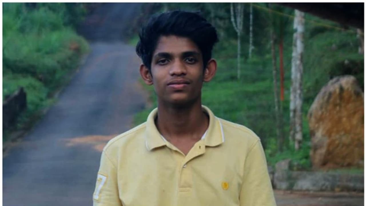 നായ കുറുകെച്ചാടി, നിയന്ത്രണം വിട്ട ഓട്ടോറിക്ഷ മറിഞ്ഞ് യുവാവ് മരിച്ചു 