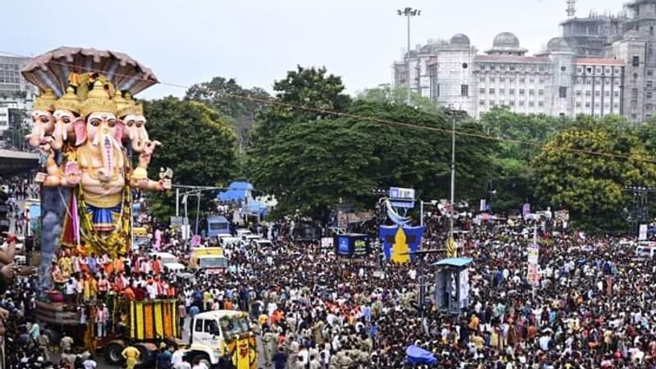 గంగమ్మ ఒడికి చేరిన ఖైరతాబాద్ గణపతి... భారీగా తరలొచ్చిన భక్తులు గంగమ్మ ఒడికి చేరిన ఖైరతాబాద్ గణపతి... భారీగా తరలొచ్చిన భక్తులు