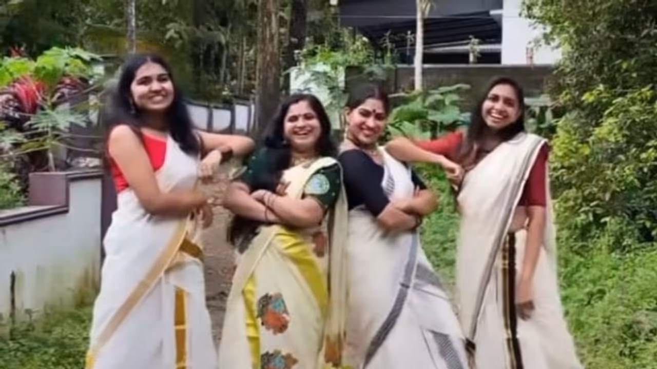 'കുണുക്ക് പെൺമണി'ക്ക് ചുവടുവച്ച് സ്വാസികയും കൂട്ടുകാരും; ഓണം അടിച്ചു പൊളിച്ച് താരം