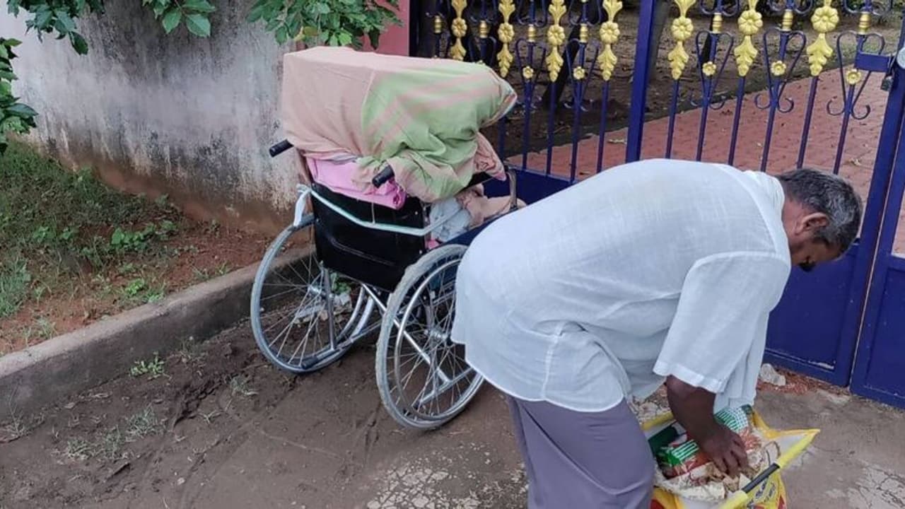 വീല്‍ച്ചെയറില്‍ അമ്മയുടെ മൃതദേഹവുമായി ശ്മാശാനത്തിലേക്ക് എത്തിയ മകന്‍! 