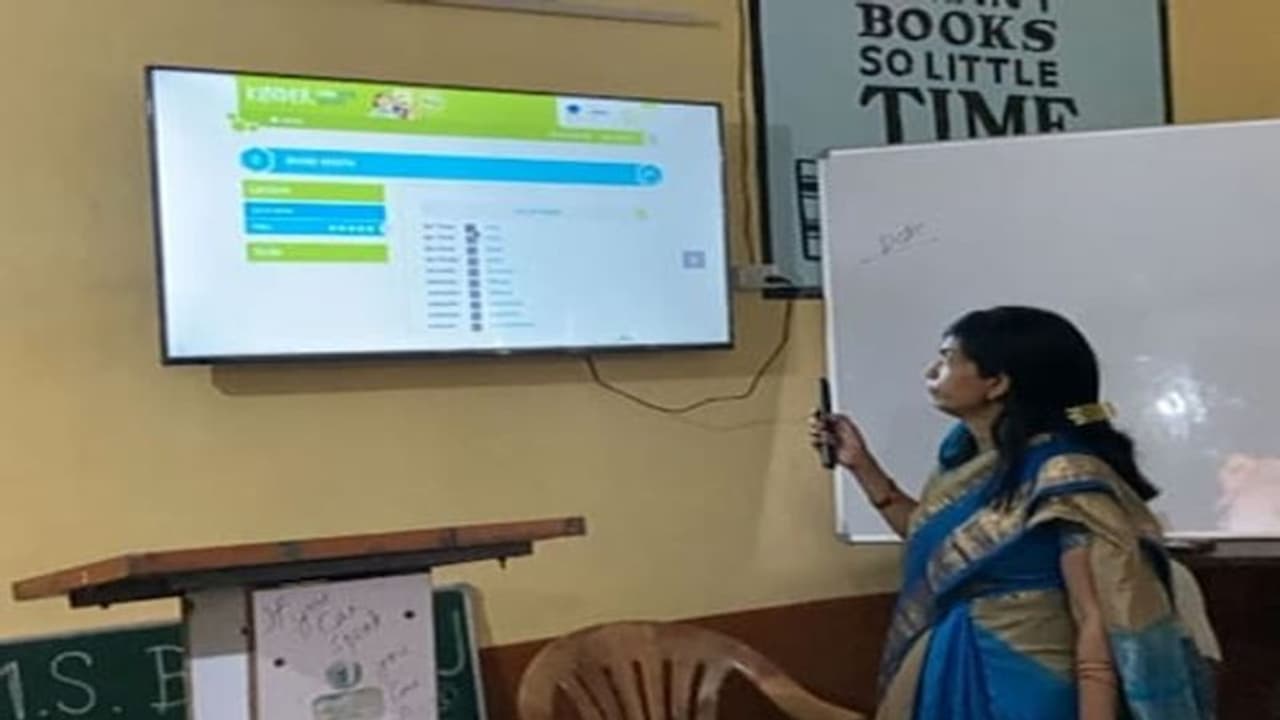 अब विदेशी भाषा में बात करेंगे झारखंड के बच्चे, सरकारी स्कूलों में शुरू की योजना, सिखा रहे ये लैंग्वेज अब विदेशी भाषा में बात करेंगे झारखंड के बच्चे, सरकारी स्कूलों में शुरू की योजना, सिखा रहे ये लैंग्वेज