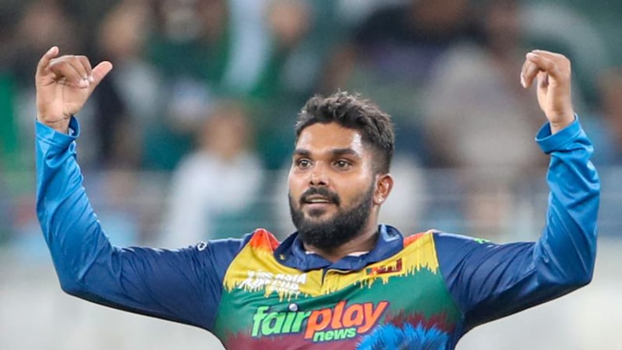 அடி மேல் அடி வாங்கிய இலங்கை – டி20 டீம் கேப்டன் பதவியிலிருந்து வணிந்து ஹசரங்கா ராஜினாமா!