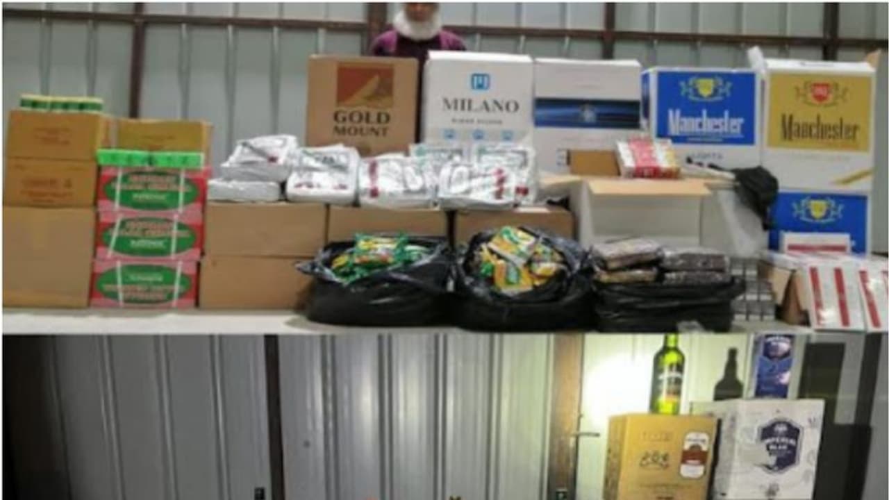 പ്രവാസികളുടെ താമസസ്ഥലത്ത് നിന്ന് നിരോധിത സിഗരറ്റുകളും പുകയില ഉല്പ്പന്നങ്ങളും മദ്യവും പിടികൂടി പ്രവാസികളുടെ താമസസ്ഥലത്ത് നിന്ന് നിരോധിത സിഗരറ്റുകളും പുകയില ഉല്പ്പന്നങ്ങളും മദ്യവും പിടികൂടി