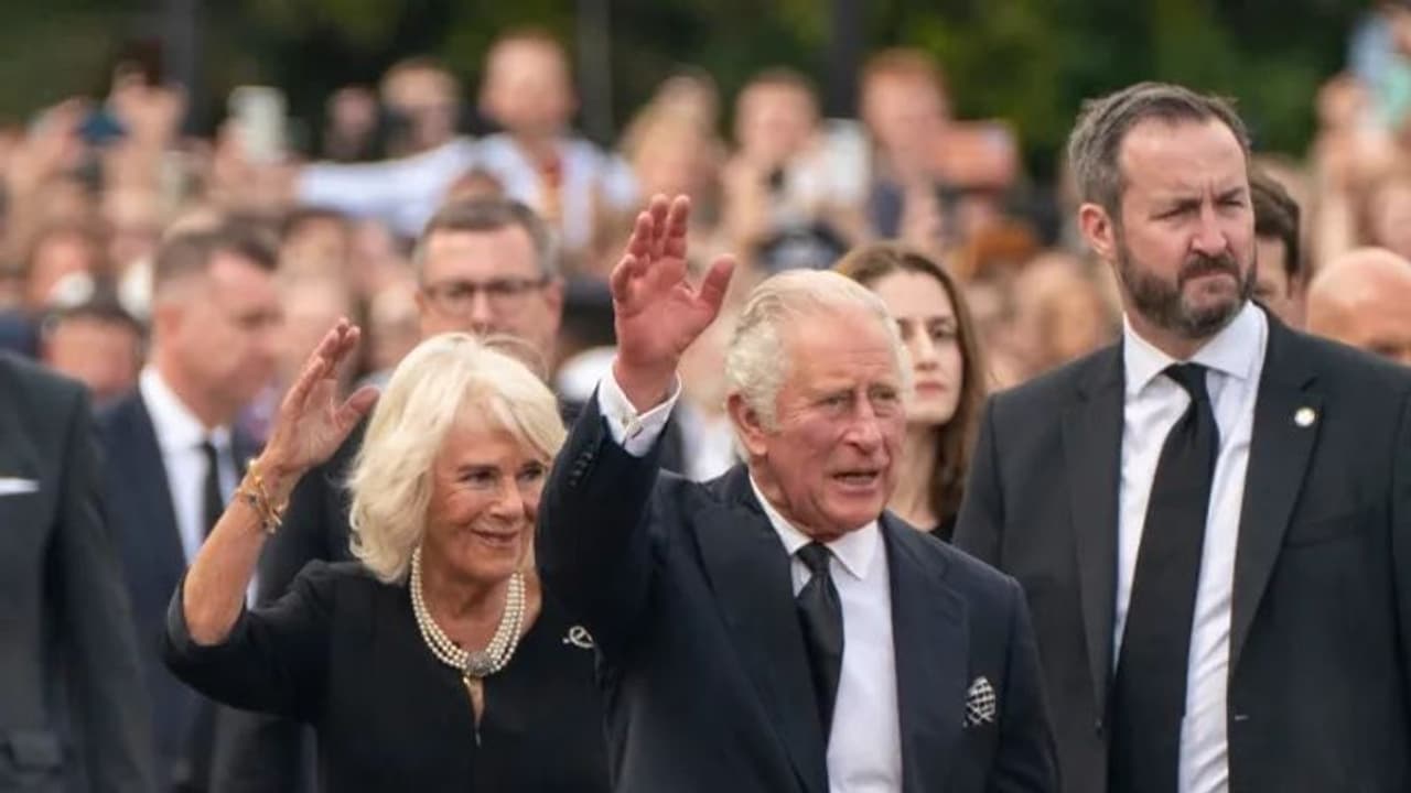 பக்கிங்ஹாம் அரண்மனைக்கு திரும்பினார் மன்னர் சார்லஸ்; இன்று அதிகாரபூர்வ பிரகடனம்!! பக்கிங்ஹாம் அரண்மனைக்கு திரும்பினார் மன்னர் சார்லஸ்; இன்று அதிகாரபூர்வ பிரகடனம்!!