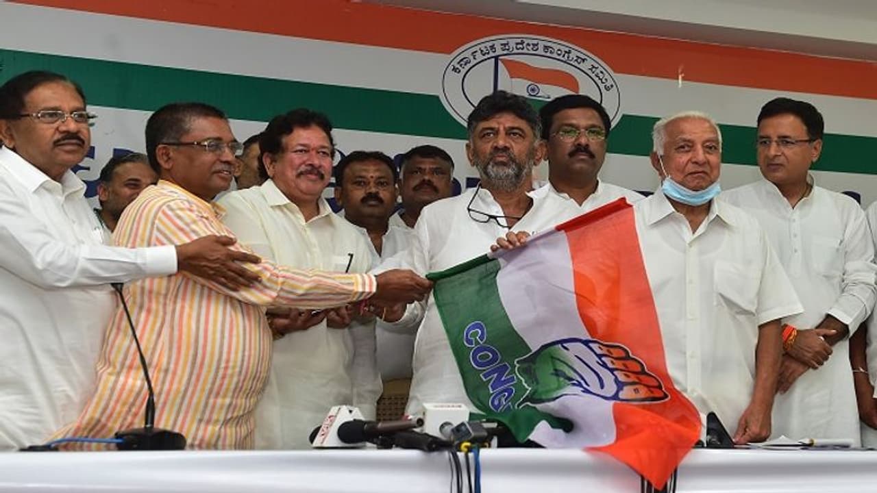 Karnataka Politics: ಬಿಜೆಪಿ ತೊರೆದು ಅಪಾರ ಬೆಂಬಲಿಗರೊಂದಿಗೆ ಗವಿಯಪ್ಪ ಕಾಂಗ್ರೆಸ್ ಸೇರ್ಪಡೆ Karnataka Politics: ಬಿಜೆಪಿ ತೊರೆದು ಅಪಾರ ಬೆಂಬಲಿಗರೊಂದಿಗೆ ಗವಿಯಪ್ಪ ಕಾಂಗ್ರೆಸ್ ಸೇರ್ಪಡೆ