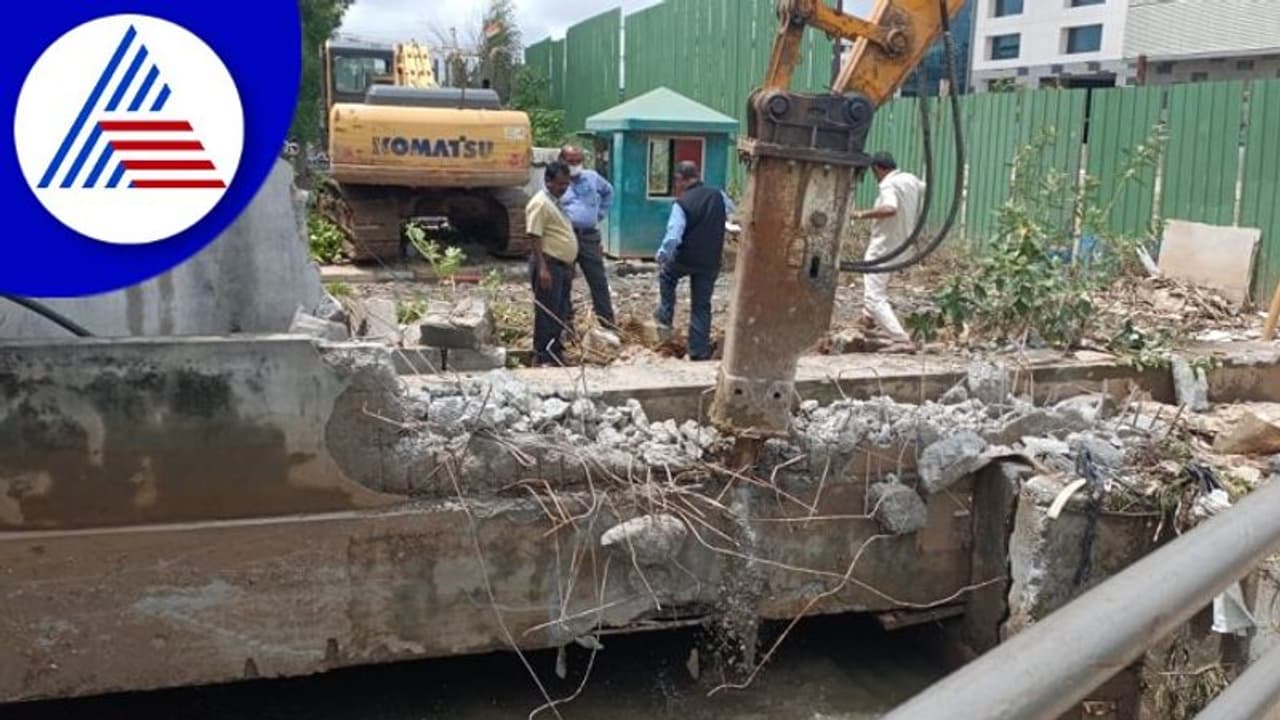 Raja Kaluve Encroachment: ಸಿಎಂ ತಾಕೀತು ಬೆನ್ನಲ್ಲೇ 34 ಕಡೆ ರಾಜಕಾಲುವೆ ಒತ್ತುವರಿ ತೆರವು Raja Kaluve Encroachment: ಸಿಎಂ ತಾಕೀತು ಬೆನ್ನಲ್ಲೇ 34 ಕಡೆ ರಾಜಕಾಲುವೆ ಒತ್ತುವರಿ ತೆರವು