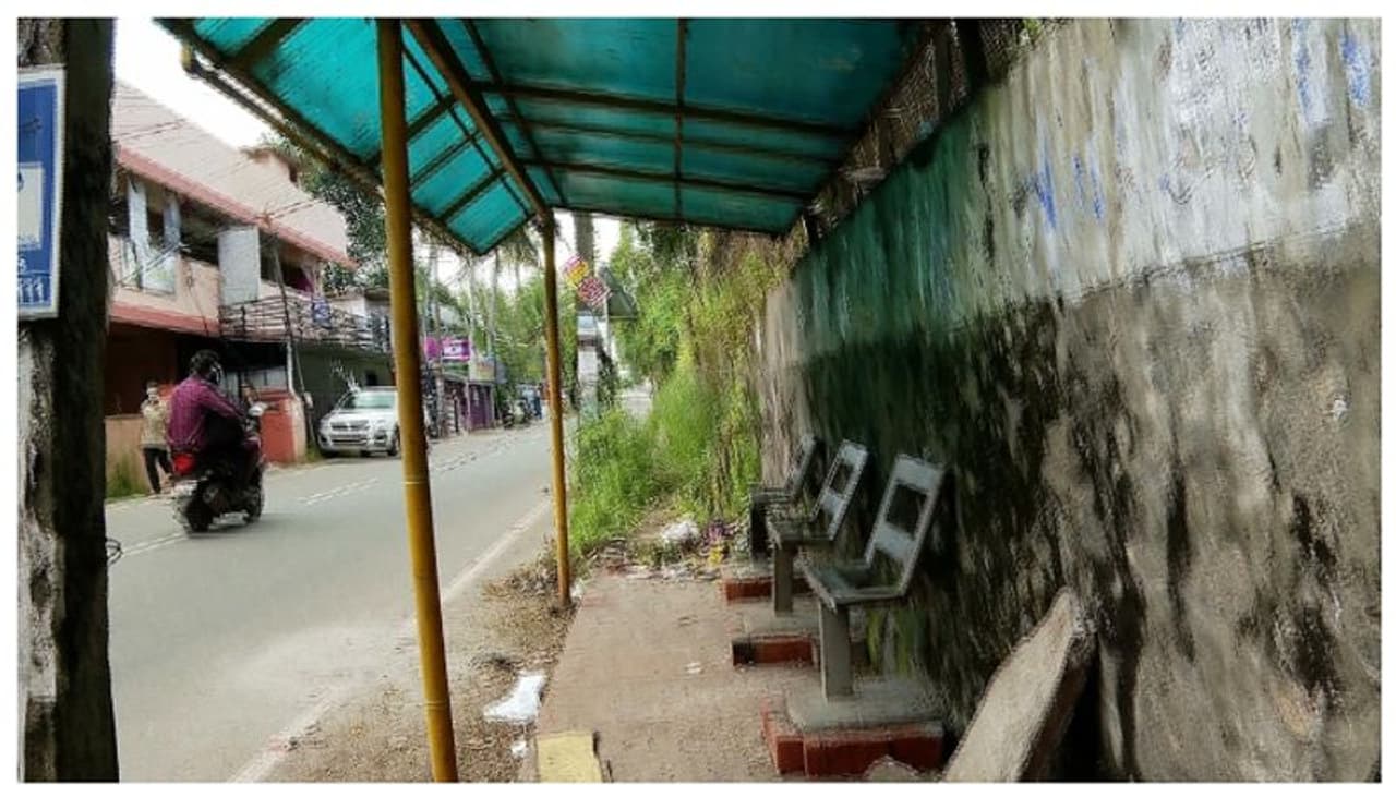 'കാത്തിരിപ്പ് കേന്ദ്രം മാത്രം', വിവാദ ബസ്റ്റോപ്പില് ചുവരെഴുത്ത്, ഉടന് പൊളിക്കുമെന്ന് മേയര് 'കാത്തിരിപ്പ് കേന്ദ്രം മാത്രം', വിവാദ ബസ്റ്റോപ്പില് ചുവരെഴുത്ത്, ഉടന് പൊളിക്കുമെന്ന് മേയര്