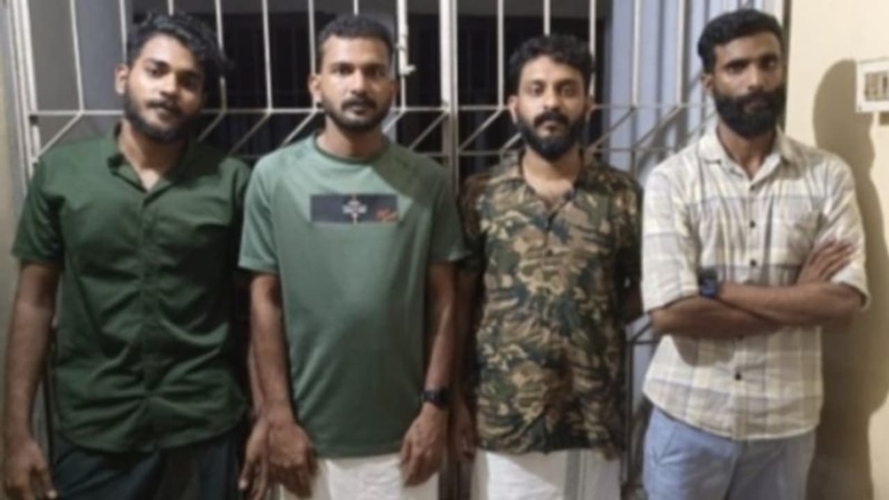 വട്ടോളിയിൽ കാറില് മയക്കുമരുന്ന് കടത്തവേ നാല് യുവാക്കൾ പിടിയിൽ വട്ടോളിയിൽ കാറില് മയക്കുമരുന്ന് കടത്തവേ നാല് യുവാക്കൾ പിടിയിൽ