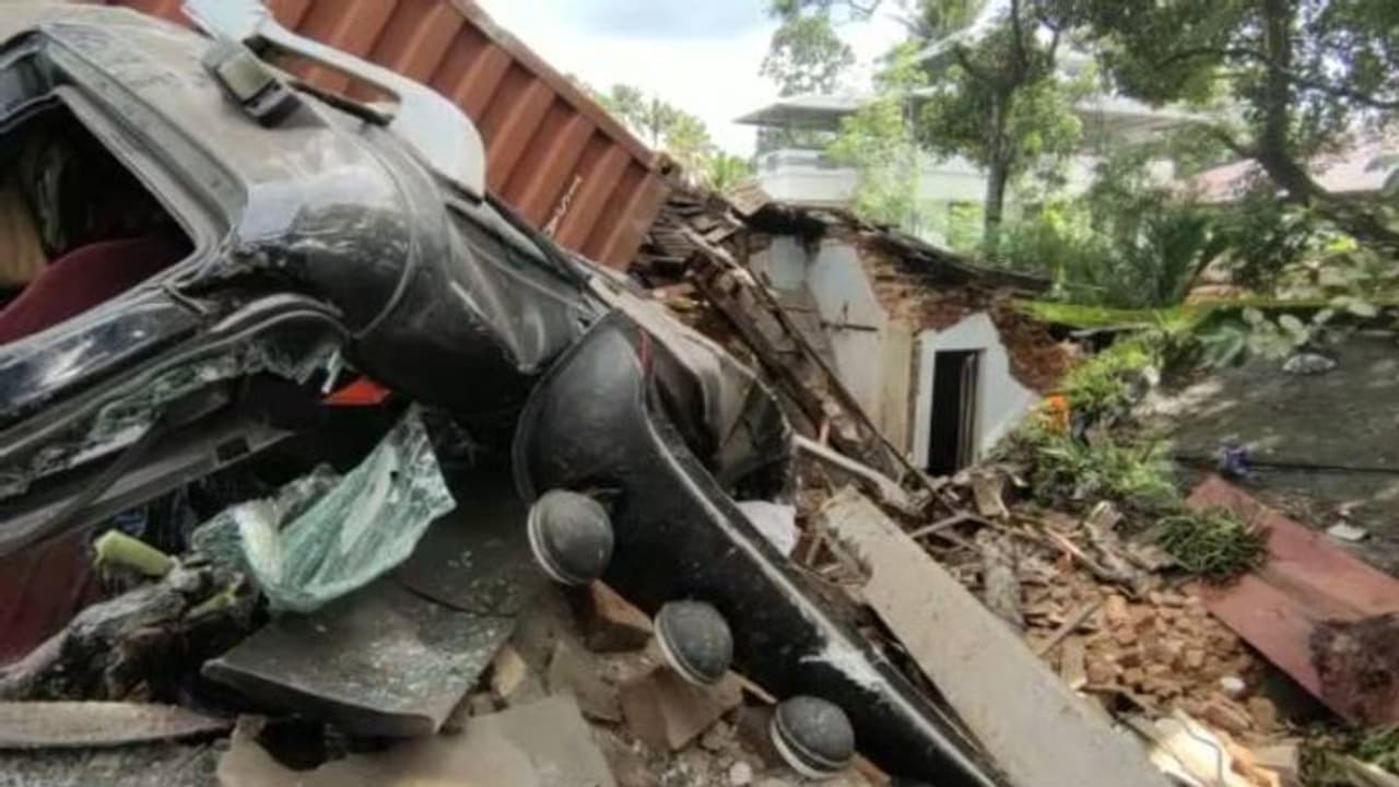 കണ്ടെയ്നർ ലോറി നിയന്ത്രണം വിട്ട് ഇടിച്ചുകയറിയത് വീട്ടിലേക്ക്, ഡ്രൈവര്ക്ക് ഗുരുതര പരിക്ക് കണ്ടെയ്നർ ലോറി നിയന്ത്രണം വിട്ട് ഇടിച്ചുകയറിയത് വീട്ടിലേക്ക്, ഡ്രൈവര്ക്ക് ഗുരുതര പരിക്ക്