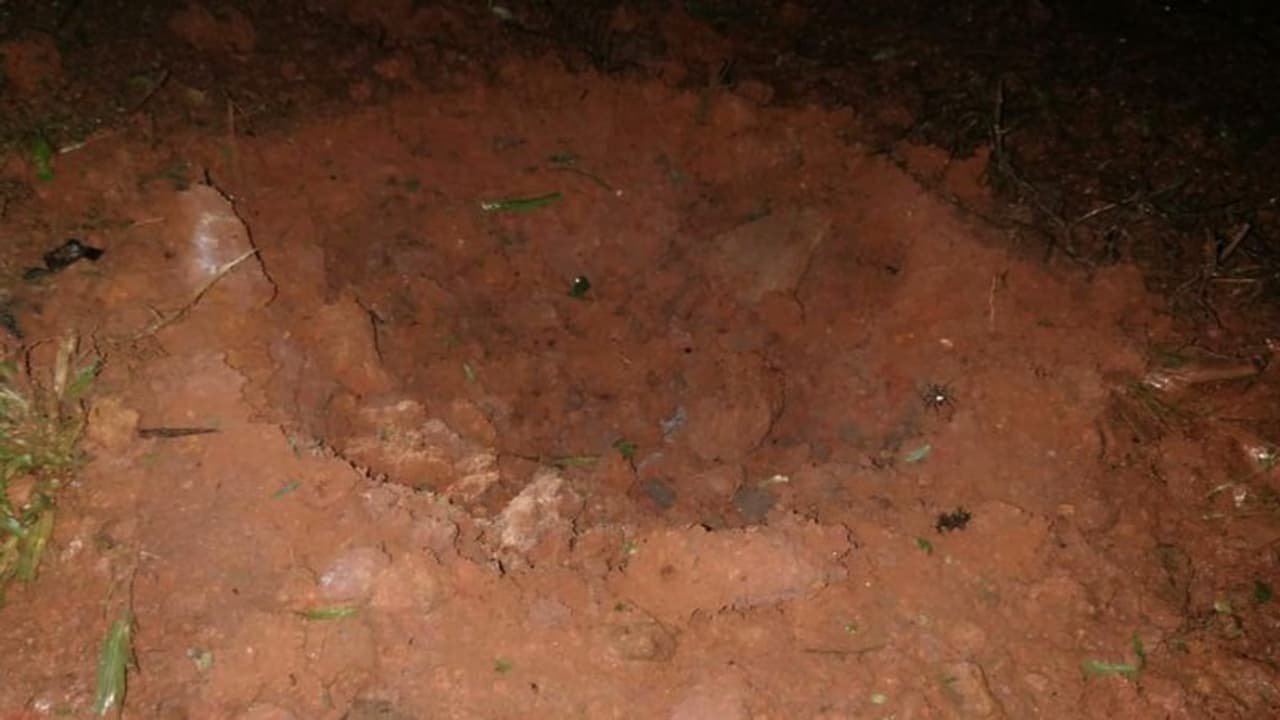 വളയത്ത് ബോംബേറ്, 'രാഷ്ട്രീയ സംഘര്ഷമല്ല', ബോംബിന്റെ തീവ്രത പരിശോധിക്കാനുളള പരീക്ഷണമെന്ന് പൊലീസ് വളയത്ത് ബോംബേറ്, 'രാഷ്ട്രീയ സംഘര്ഷമല്ല', ബോംബിന്റെ തീവ്രത പരിശോധിക്കാനുളള പരീക്ഷണമെന്ന് പൊലീസ്