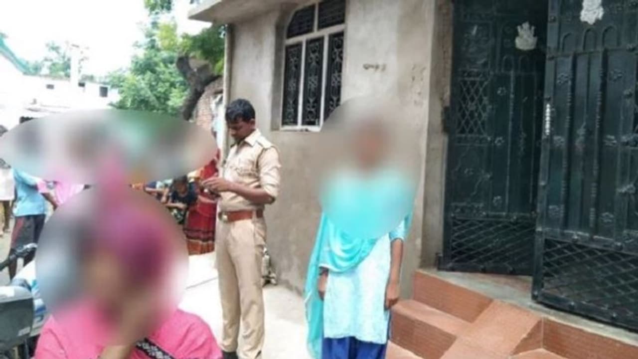 कुशीनगर में प्रेमी ने शादी से किया मना तो घर के बाहर धरने पर बैठ गई प्रेमिका, युवक को लेकर बोल दी ऐसी बात