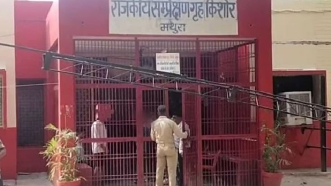 मथुरा: बाल सुधार गृह से दो किशोरों ने किया भागने का प्रयास, पकड़े जाने पर कर्मचारियों ने दी खौफनाक सजा मथुरा: बाल सुधार गृह से दो किशोरों ने किया भागने का प्रयास, पकड़े जाने पर कर्मचारियों ने दी खौफनाक सजा