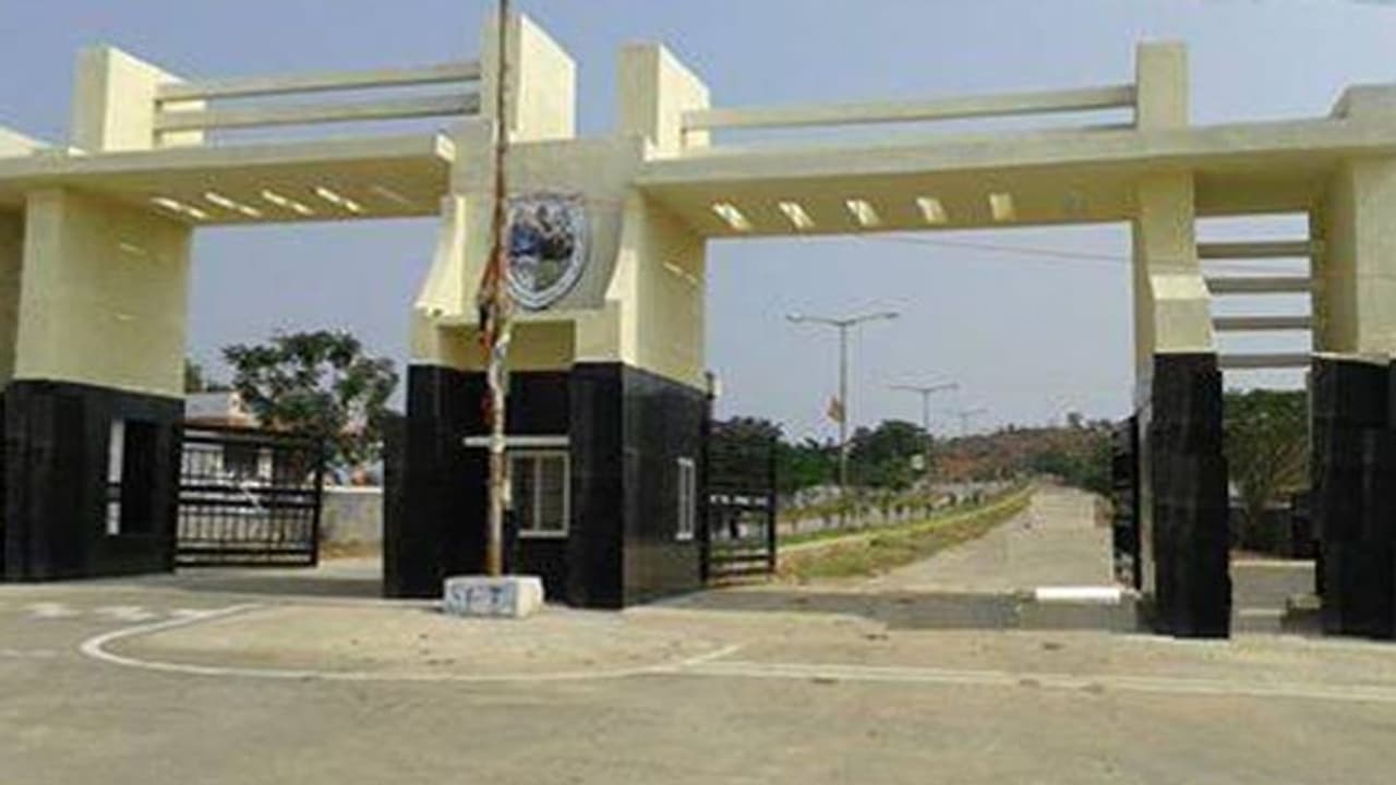 తెలంగాణ యూనివర్సిటీ వీసీ ఛాంబర్లో విద్యార్థి సంఘాల ఆందోళన.. తీవ్ర ఉద్రిక్తత.. తెలంగాణ యూనివర్సిటీ వీసీ ఛాంబర్లో విద్యార్థి సంఘాల ఆందోళన.. తీవ్ర ఉద్రిక్తత..