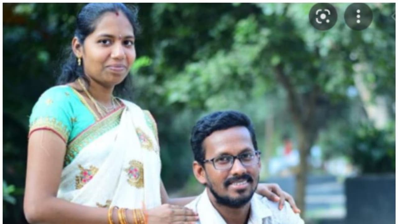 ലോൺ ആപ്പ് സംഘം യുവതിയുടേയും കുട്ടികളുടേയും ഫോട്ടോ മോർഫ് ചെയ്ത് പ്രചരിപ്പിച്ചു; നാലംഗ കുടുംബം ജീവനൊടുക്കി ലോൺ ആപ്പ് സംഘം യുവതിയുടേയും കുട്ടികളുടേയും ഫോട്ടോ മോർഫ് ചെയ്ത് പ്രചരിപ്പിച്ചു; നാലംഗ കുടുംബം ജീവനൊടുക്കി