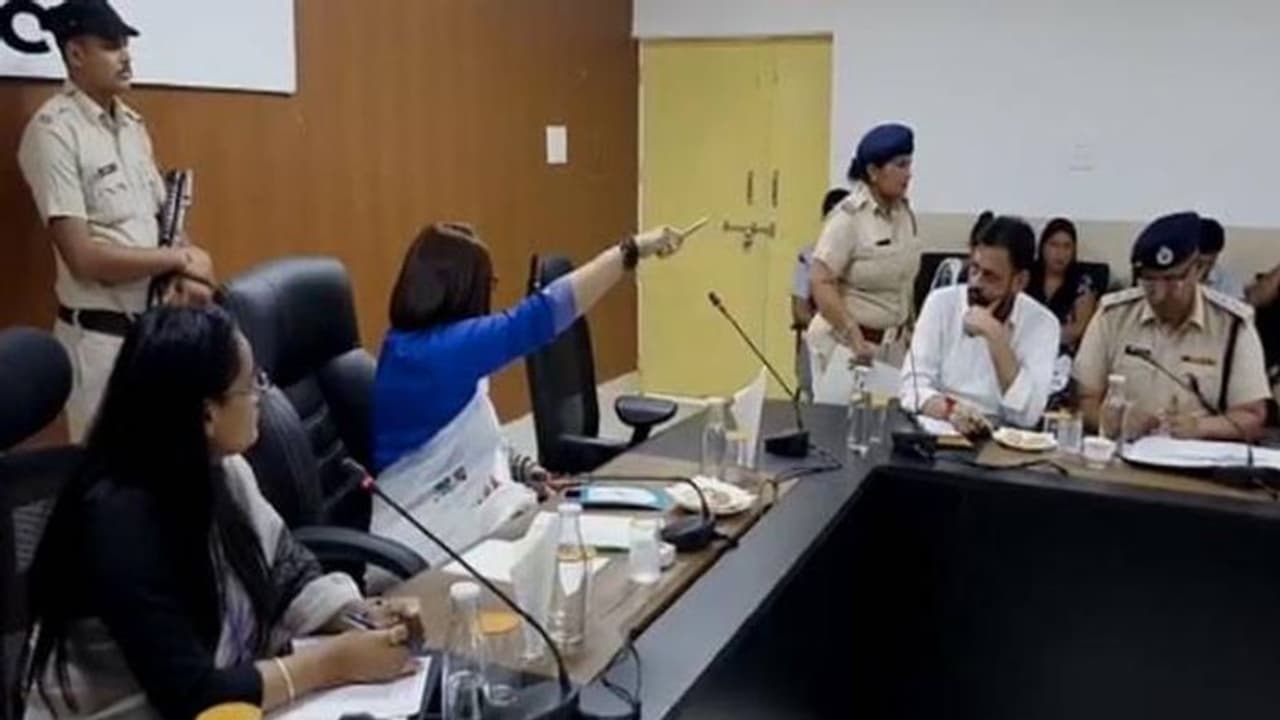 'സ്ത്രീയെ അപമാനിക്കാൻ വന്നതോ?''; വനിതാ പൊലീസ് ഓഫീസറെ ഇറക്കിവിട്ട് വനിതാ കമ്മീഷൻ അധ്യക്ഷ വീഡിയോ