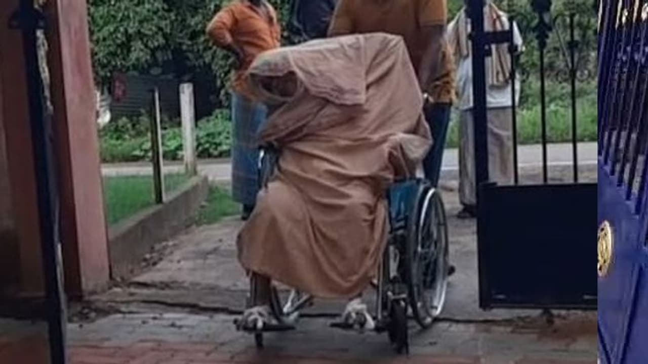 ஷாக்கிங் நியூஸ்.. தனியாளாக தாயின் இறந்த உடலை சக்கர நாற்காலியில் எடுத்து சென்ற மகன்.. ஏன் தெரியுமா? ஷாக்கிங் நியூஸ்.. தனியாளாக தாயின் இறந்த உடலை சக்கர நாற்காலியில் எடுத்து சென்ற மகன்.. ஏன் தெரியுமா?