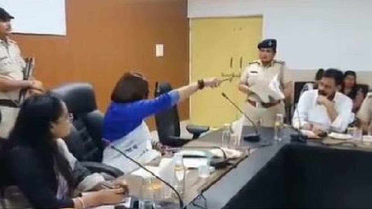 ಮಹಿಳಾ ಪೊಲೀಸ್‌ಗೆ ‘Get Out’ ಎಂದ ಹರ್ಯಾಣ ಮಹಿಳಾ ಆಯೋಗದ ಅಧ್ಯಕ್ಷೆ: ಕ್ಯಾಮೆರಾದಲ್ಲಿ ಸೆರೆ..!