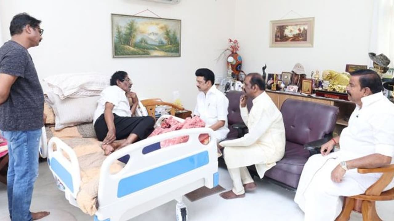 இயக்குனர் பாரதிராஜாவை நேரில் சந்தித்து நலம் விசாரித்த முதலமைச்சர் ஸ்டாலின்!
