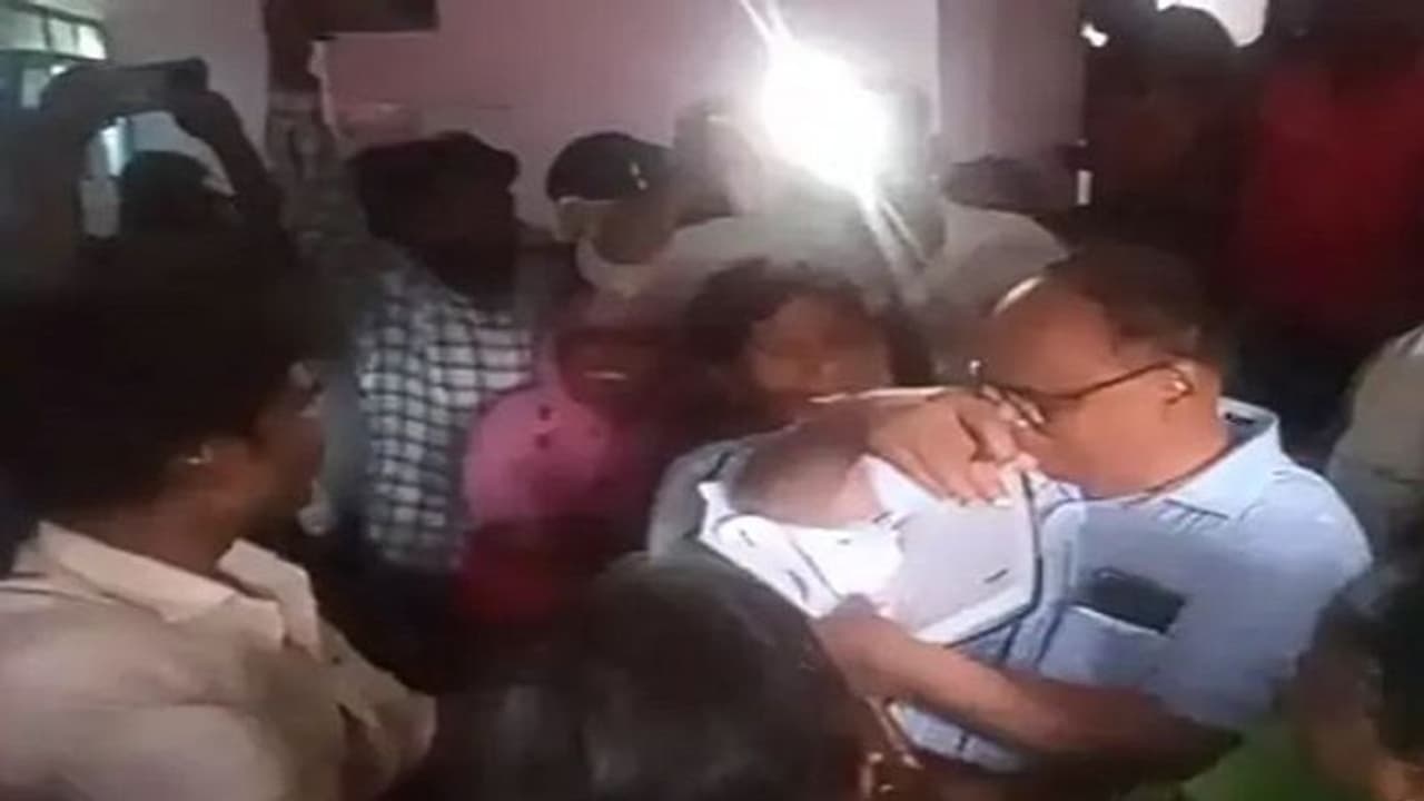 ऑपरेशन के समय काट दी बच्चेदानी और...प्राइवेट नर्सिंग होम में महिला की मौत पर परिजनों ने किया हंगामा ऑपरेशन के समय काट दी बच्चेदानी और...प्राइवेट नर्सिंग होम में महिला की मौत पर परिजनों ने किया हंगामा