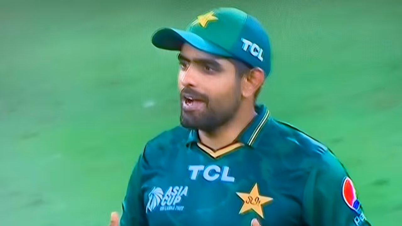 भड़के भड़के से ये कप्तान नजर आते हैं: आखिर क्यों बाबर आजम को कहना पड़ा 'मैं कप्तान हूं भाई, मुझसे पूछो' भड़के भड़के से ये कप्तान नजर आते हैं: आखिर क्यों बाबर आजम को कहना पड़ा 'मैं कप्तान हूं भाई, मुझसे पूछो'