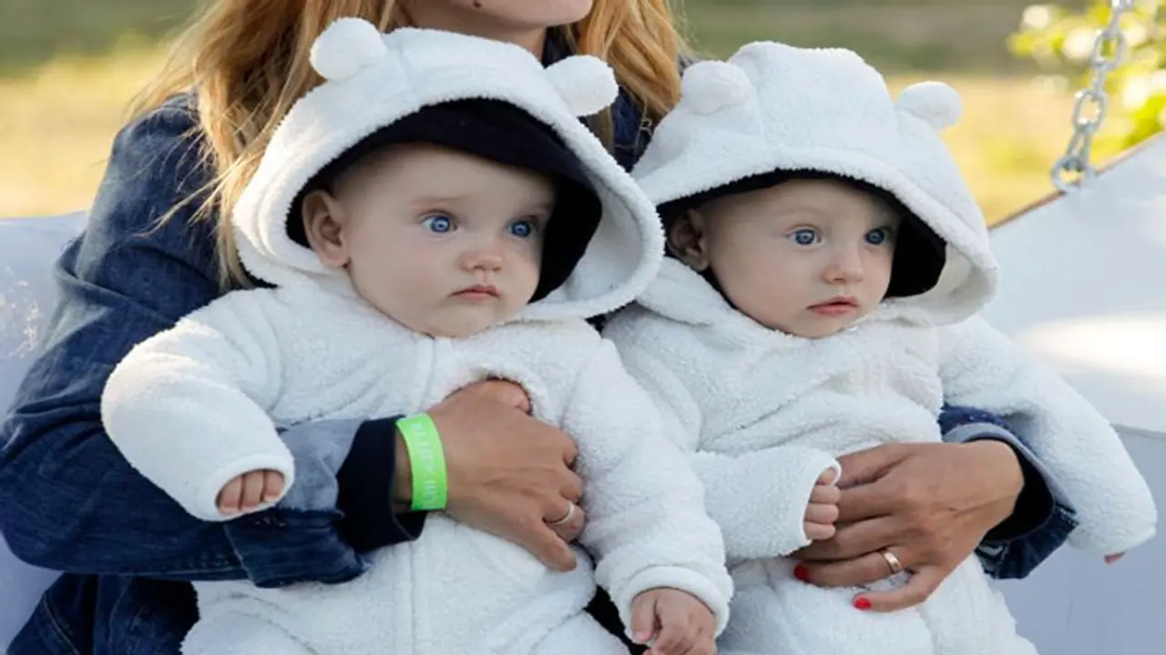 एक ही दिन दो लड़कों के साथ किया सेक्स 9 महीने बाद दोनों के बच्चों की एक साथ बनी मां एक ही दिन दो लड़कों के साथ किया सेक्स 9 महीने बाद दोनों के बच्चों की एक साथ बनी मां