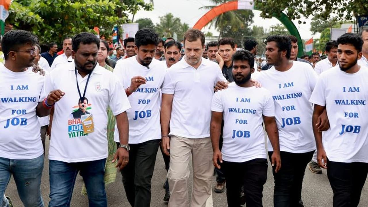 42 % இளைஞர்களுக்கு வேலை இல்லை.. அவர்களுக்காக நடக்கிறோம், வேலைக்காக நடக்கிறோம்.. ராகுல் போட்ட மாஸ் டுவிட். 