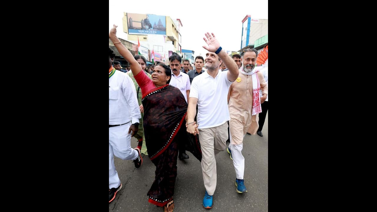Bharat Jodo Yatra: రాహుల్ గాంధీ ప్రజాదరణపై బీజేపీ ఆందోళన.. కేరళకు చేరుకున్న భారత్ జోడో యాత్ర Bharat Jodo Yatra: రాహుల్ గాంధీ ప్రజాదరణపై బీజేపీ ఆందోళన.. కేరళకు చేరుకున్న భారత్ జోడో యాత్ర