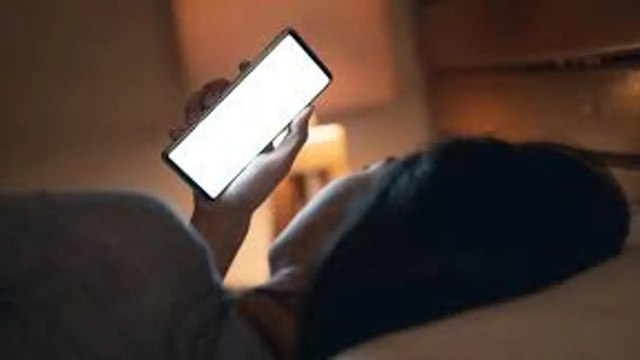 விபரீதம் அறியாமல் தலையணைக்கு அடியில் ஸ்மார்ட்போன் வைத்துவிட்டு தூங்கினால் இப்படி தான் ஆகும்! விபரீதம் அறியாமல் தலையணைக்கு அடியில் ஸ்மார்ட்போன் வைத்துவிட்டு தூங்கினால் இப்படி தான் ஆகும்!