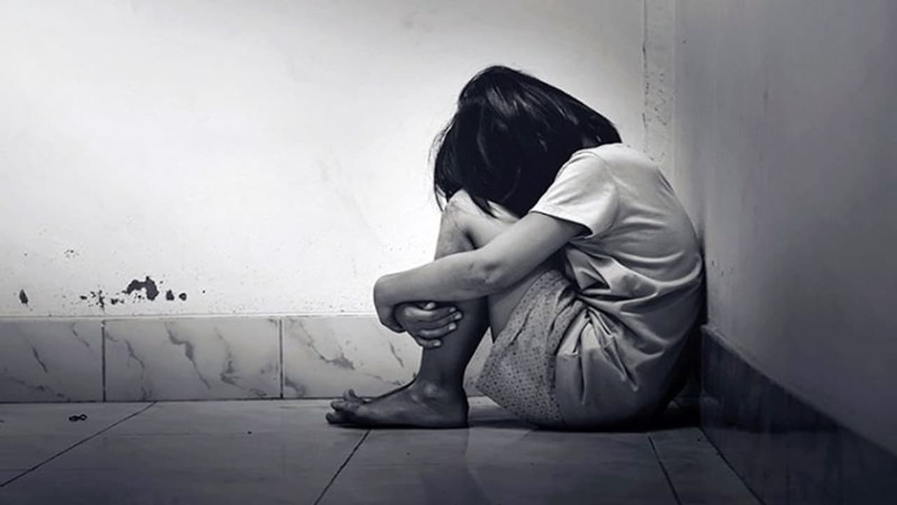 आजमगढ़: खेत जा रही किशोरी से किया सामूहिक दुष्कर्म, विरोध पर की मारपीट, घरवालों को इस हाल में मिली पीड़िता आजमगढ़: खेत जा रही किशोरी से किया सामूहिक दुष्कर्म, विरोध पर की मारपीट, घरवालों को इस हाल में मिली पीड़िता