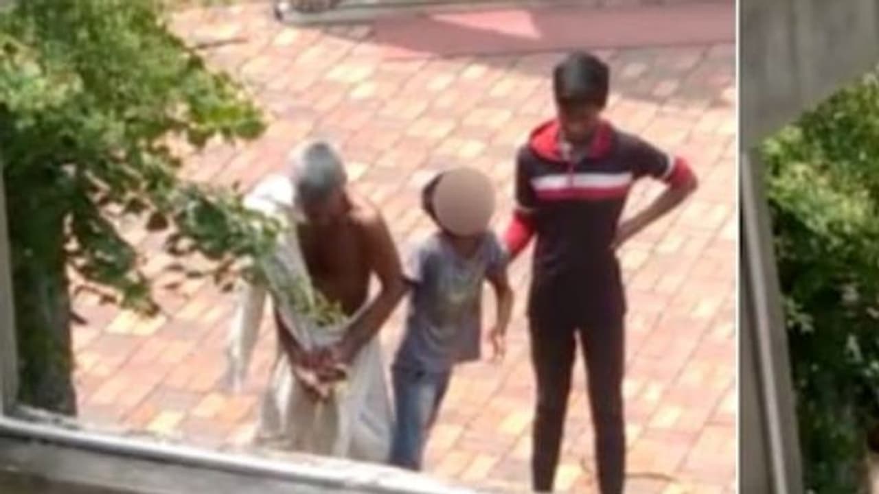 జైన దేవాలయంలో అమానుష ఘటన.. బాలుడిని తాళ్లతో కట్టేసి చిత్రహింసలు.. వీడియో వైరల్ జైన దేవాలయంలో అమానుష ఘటన.. బాలుడిని తాళ్లతో కట్టేసి చిత్రహింసలు.. వీడియో వైరల్