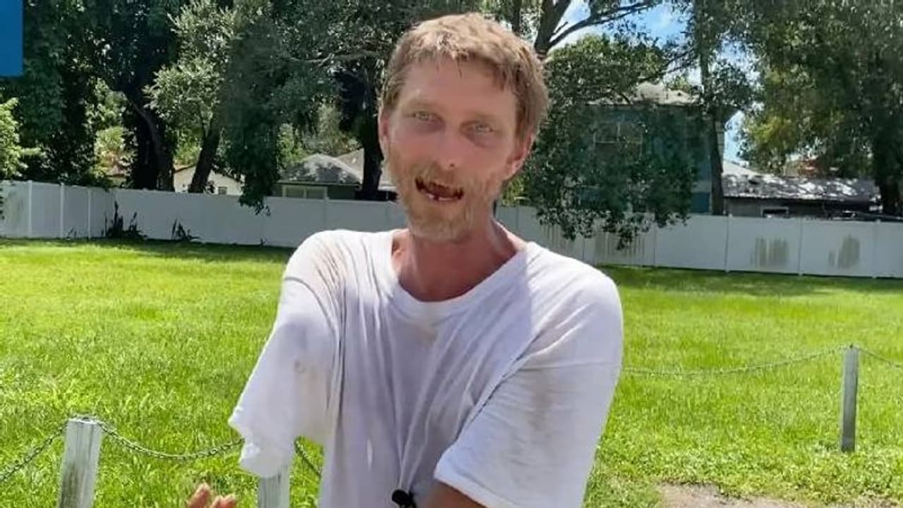 തടാകത്തിൽ നീന്തുന്നതിനിടയിൽ കൈ മുതല കടിച്ചെടുത്തു, ആ അവസ്ഥയിൽ ചതുപ്പിൽ പെട്ടുപോയത് മൂന്ന് ദിവസം തടാകത്തിൽ നീന്തുന്നതിനിടയിൽ കൈ മുതല കടിച്ചെടുത്തു, ആ അവസ്ഥയിൽ ചതുപ്പിൽ പെട്ടുപോയത് മൂന്ന് ദിവസം