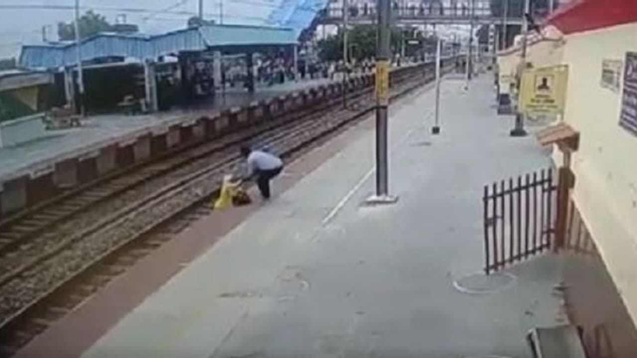 Viral Video: ಕೂದಲೆಳೆ ಅಂತರದಲ್ಲಿ ರೈಲು ಅಪಘಾತ ತಪ್ಪಿಸಿಕೊಂಡ ಮಹಿಳೆ: ಸಿಬ್ಬಂದಿಯಿಂದ ಬಚಾವ್ Viral Video: ಕೂದಲೆಳೆ ಅಂತರದಲ್ಲಿ ರೈಲು ಅಪಘಾತ ತಪ್ಪಿಸಿಕೊಂಡ ಮಹಿಳೆ: ಸಿಬ್ಬಂದಿಯಿಂದ ಬಚಾವ್