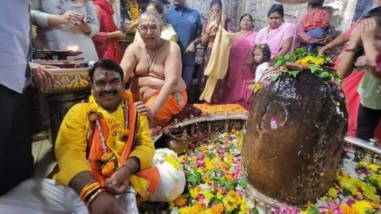 महाकाल के गर्भगृह में बीजेपी मेयर का विवादित फोटो सेशन, कांग्रेस ने कहा  हिंदुत्व का फर्जी ठेकेदार