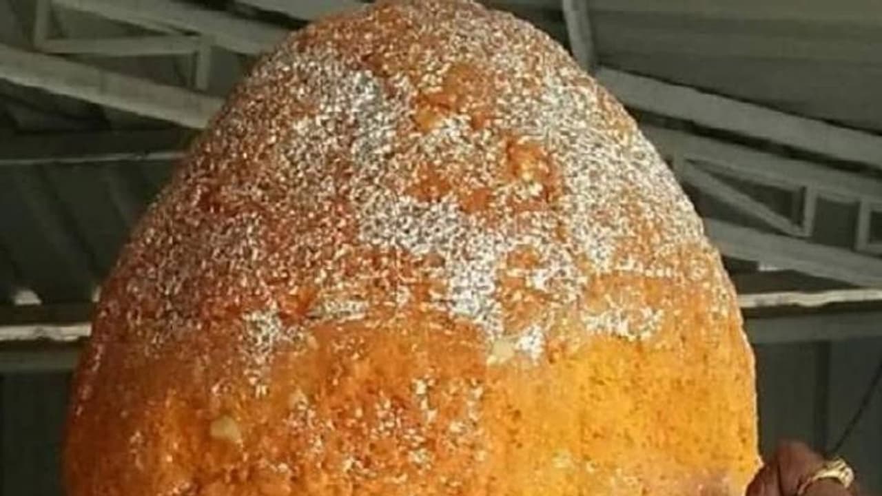 പ്രശസ്തമായ ഗണേശ ലഡ്ഡു ലേലം ചെയ്തത് 24.60 ലക്ഷം രൂപയ്ക്ക്! പ്രശസ്തമായ ഗണേശ ലഡ്ഡു ലേലം ചെയ്തത് 24.60 ലക്ഷം രൂപയ്ക്ക്!