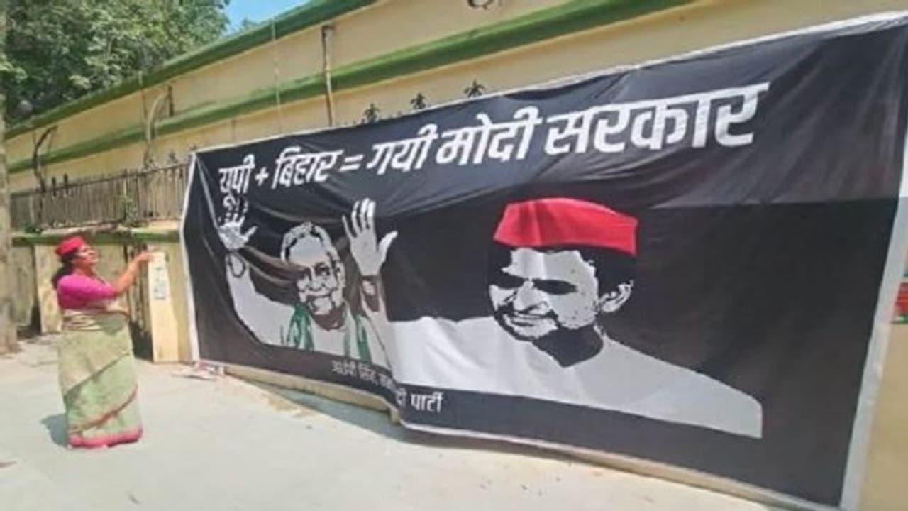 यूपी+बिहार और गई मोदी सरकार का पोस्टर लगाकर सपाई दे रहे खास संदेश